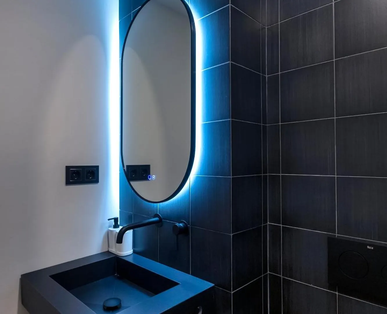 Villar Suites By Cadiz4Rentals